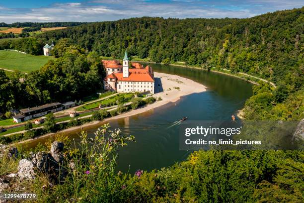 abdij weltenburg in beieren - danube river stockfoto's en -beelden