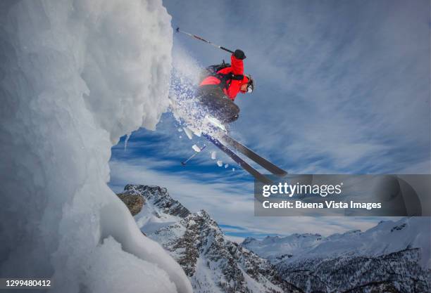 skier jumping over a cliff - extreme foto e immagini stock