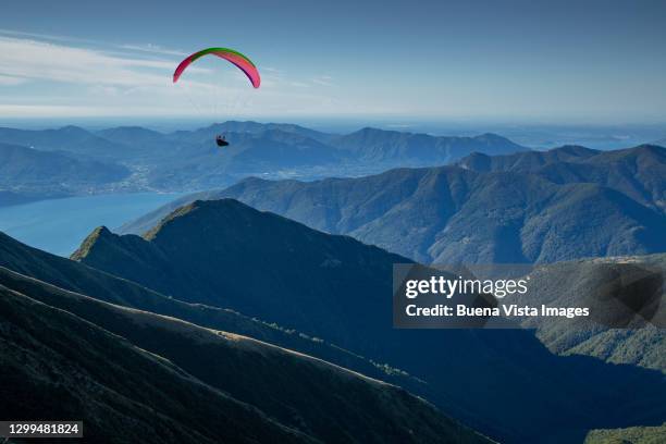 paraglider over mountains - lago maggiore foto e immagini stock