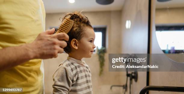 limpieza matutina - combing fotografías e imágenes de stock