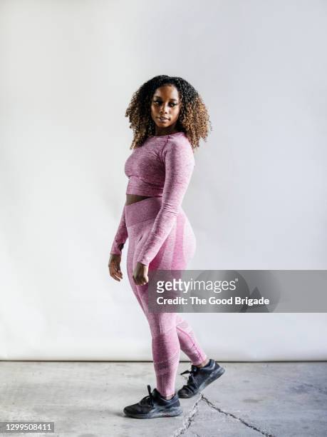 portrait of female athlete against white background - curvy black women stockfoto's en -beelden