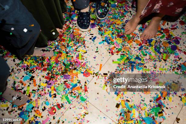 group of friends having fun with confetti at home. - room after party fotografías e imágenes de stock