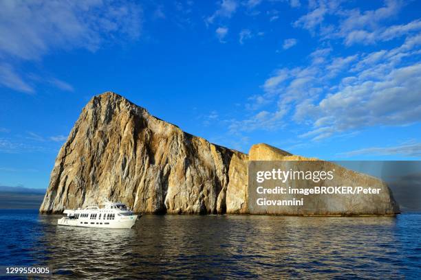 cruise ship, tourist yacht at kickers rock, roca leon dormido, san christobal island, galapagos, ecuador - spartan cruiser stock pictures, royalty-free photos & images