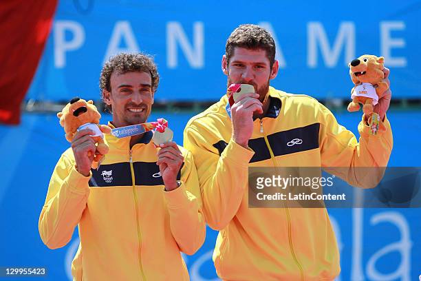 Alison Cerutti y Emanuel Rego de Brasil, Medalla de Oro de voley playa varonil en El XVI Juegos Panamericanos 2011 en El Estadio Panamericano El 26...