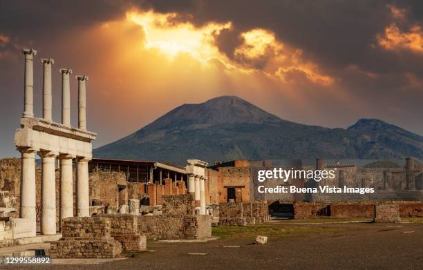 pompeii ruins at sunset - pompeya fotografías e imágenes de stock