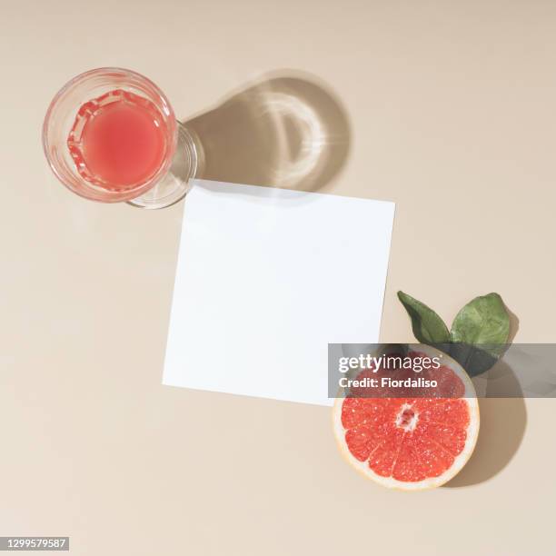 jar of grapefruit juice with slices of grapefruit and paper card note - champagnekleurig stockfoto's en -beelden