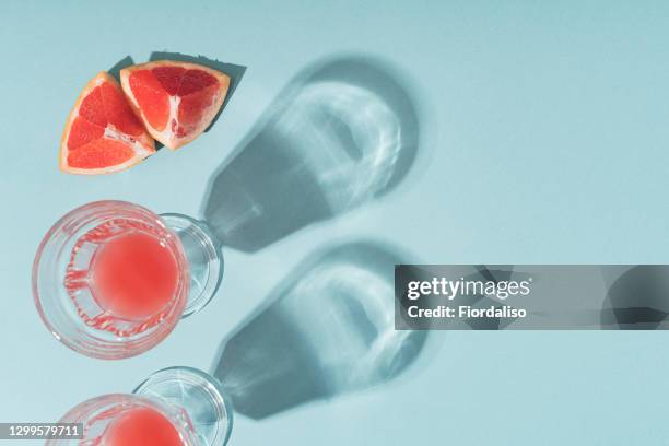 jar of grapefruit juice with slices of grapefruit and paper card note - grapefruit cocktail stock pictures, royalty-free photos & images