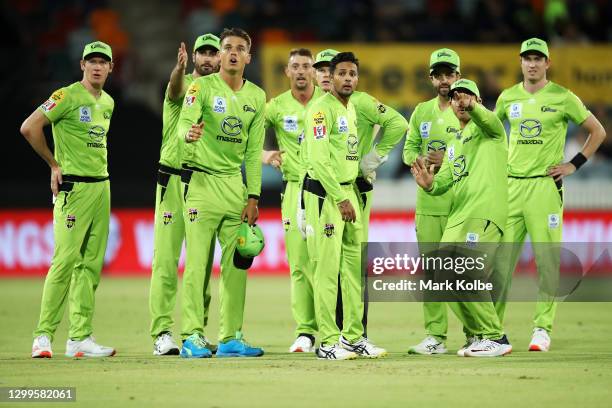 The Thunder watch the big screen as they wait for the decision after the run out of Marnus Labuschagne of the Heat by Chris Green of the Thunder...