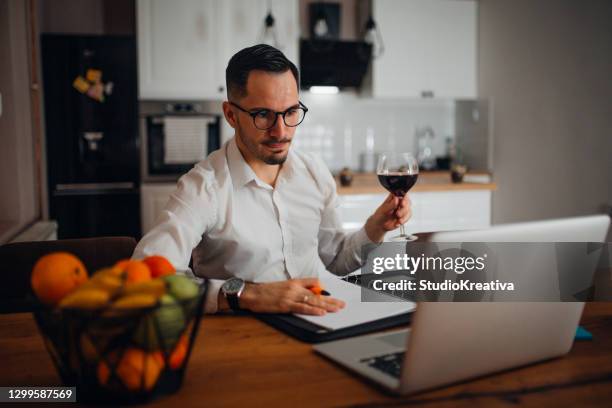 trabajo desde casa - ein mann allein fotografías e imágenes de stock