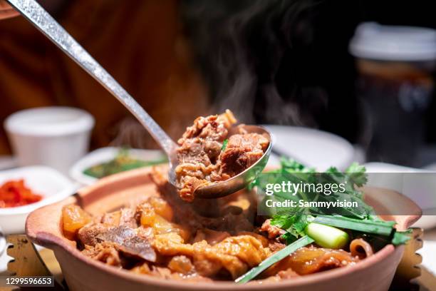 beef offal clay pot - carne di scarto foto e immagini stock