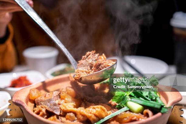 beef offal clay pot - pens stockfoto's en -beelden