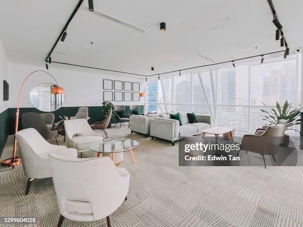 interieur des co-sharing-büro-lounge-bereichs viel in der tageszeit mit sofa und couchtisch in der nähe von fenster - raum für kreative arbeit stock-fotos und bilder