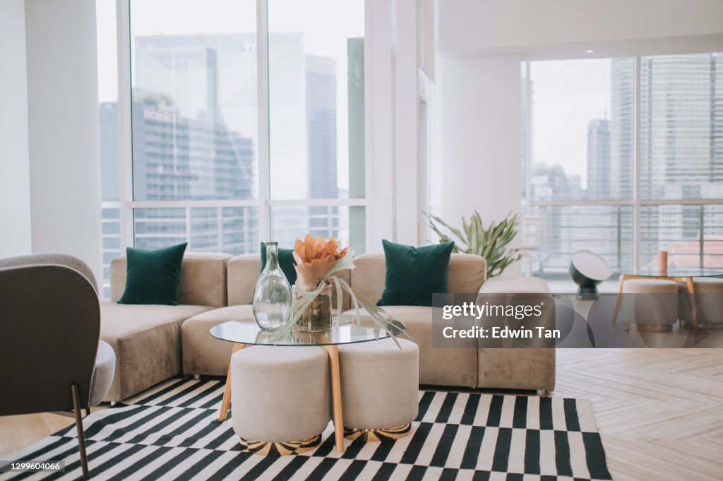 Interieur des Co-Sharing-Office-Lounge-Bereichs lot in der Tageszeit