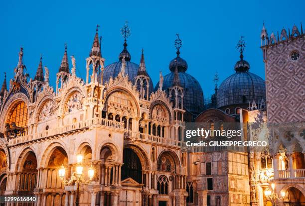 duomo di san marco notturna, venezia - basilica di san marco 個照片及圖片檔