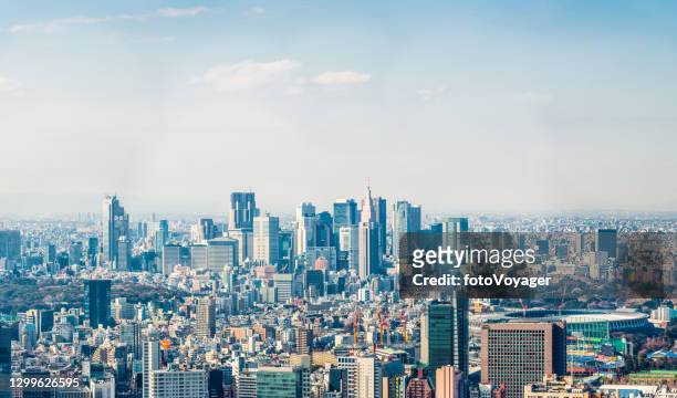 tokyo flygpanoraman över trångt stadslandskap till shinjuku skyskrapor japan - shinjuku ward bildbanksfoton och bilder