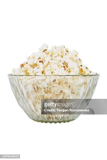popcorn in a transparent bowl, isolated on white background - popcorn photos et images de collection