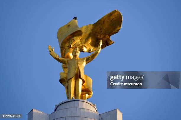 presidente saparmurat niyazov "turkmenbashi", topo do monumento da neutralidade, ashgabat, turquemenistão - turkmenistan - fotografias e filmes do acervo