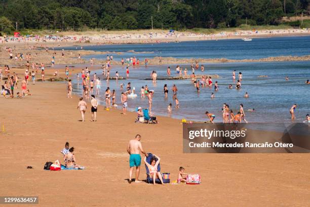 ares beach in a coruña, galicia, spain, summertime. - la coruña imagens e fotografias de stock