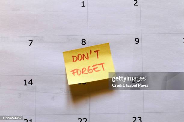 close-up of don't forget sign on calendar - fecha tope fotografías e imágenes de stock