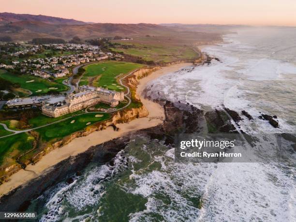 luftaufnahme der halbmondbucht bei sonnenuntergang - california stock-fotos und bilder