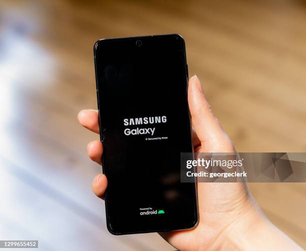 pantalla de inicio samsung galaxy s21 - samsung fotografías e imágenes de stock