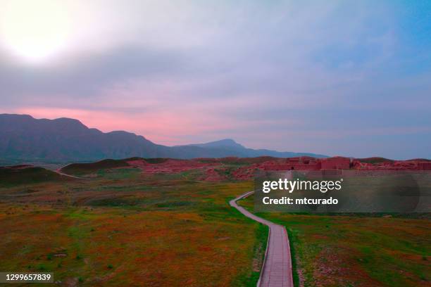 ruínas da velha nisa com as montanhas ao fundo, turquemenistão - antiga cidade parto - turkmenistan - fotografias e filmes do acervo