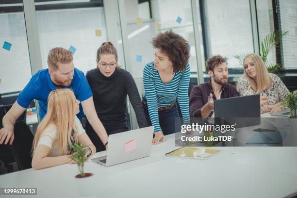 ein anstrengender tag im büro - wedding planner stock-fotos und bilder