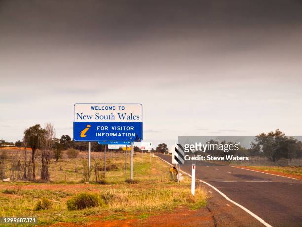 welcome to nsw roadsign, mitchell highway - road trip new south wales stock pictures, royalty-free photos & images