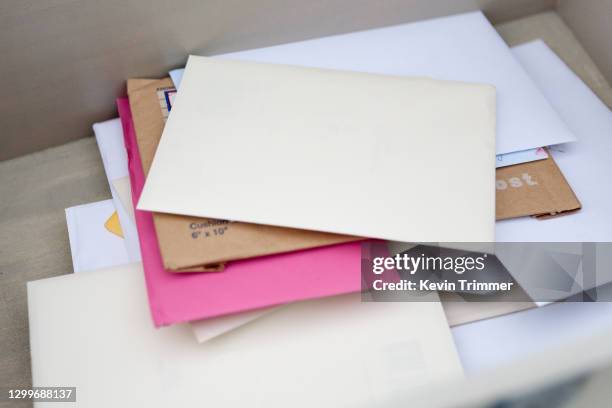 greeting cards pilled up - direct mail stockfoto's en -beelden