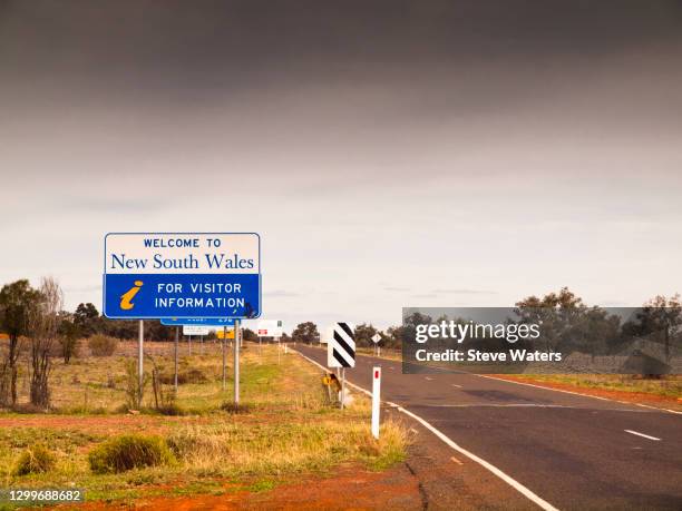 welcome to nsw roadsign, mitchell highway - road trip new south wales stock pictures, royalty-free photos & images