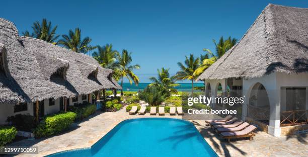 resort de luxe, île de zanzibar - piscine de complexe balnéaire photos et images de collection