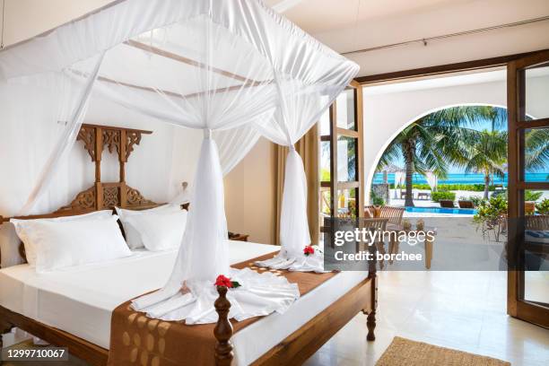 dubbele slaapkamer met uitzicht op zee - hotelsuite stockfoto's en -beelden