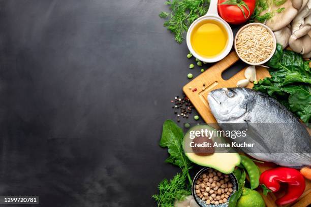 reeks voedsel voor het koken van gezond en smakelijk voedsel op donkere achtergrond met exemplaarruimtebovenmening - food groups stockfoto's en -beelden