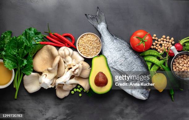 reeks voedsel voor het koken van gezond en smakelijk voedsel donker achtergrondbovenzicht - food groups stockfoto's en -beelden
