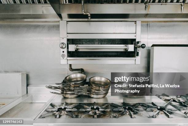 commercial kitchen with no people - social distancing restaurant stock pictures, royalty-free photos & images