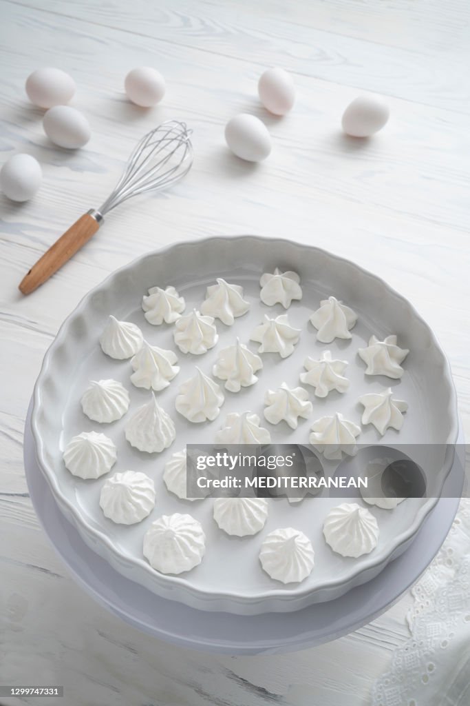 Meringue kust in witgemaakt met eiwit op wit