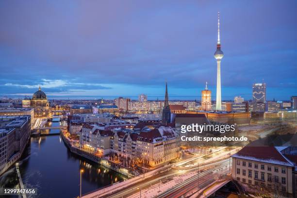berlin winter skyline with tv tower - berlin fernsehturm stock-fotos und bilder