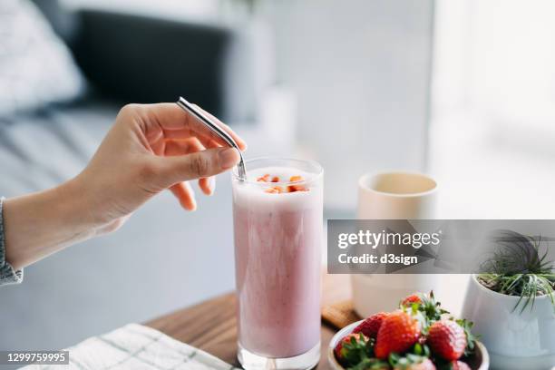 close up of young woman drinking a glass of fresh and healthy strawberry smoothie with reusable metal straw. healthy eating and healthy lifestyle - smoothie stock pictures, royalty-free photos & images