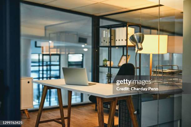 hier werk je in de nachtdienst. - office desk stockfoto's en -beelden