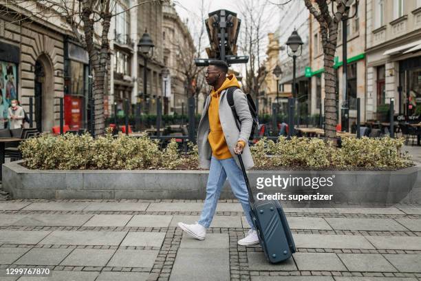 jonge afrikaanse amerikaanse reiziger die bezienswaardigheden in europa bezoekt - sleep walking stockfoto's en -beelden