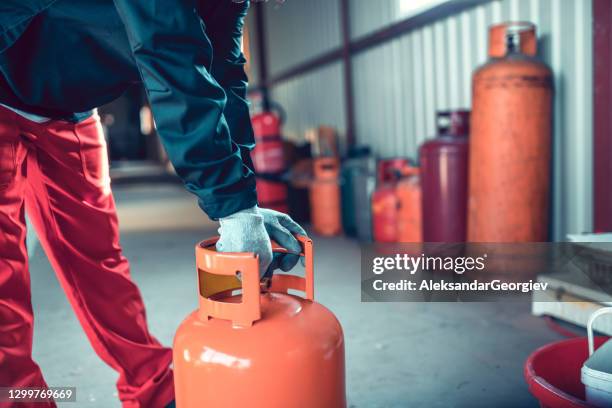 procedimiento de seguridad de cilindros de gas en almacenamiento de gas licuado - inflamable fotografías e imágenes de stock