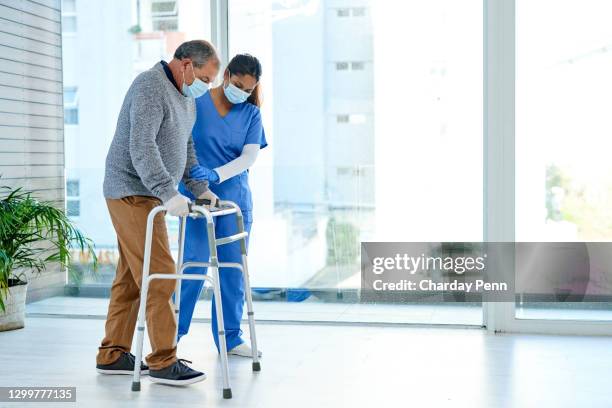 mobiel worden wordt een stuk makkelijker - rehabilitation stockfoto's en -beelden