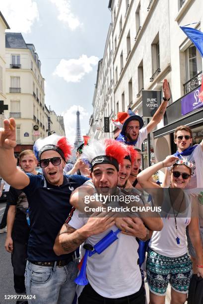 Supporters, rue Saint-Dominique, 15 juillet 2018, Paris, France.