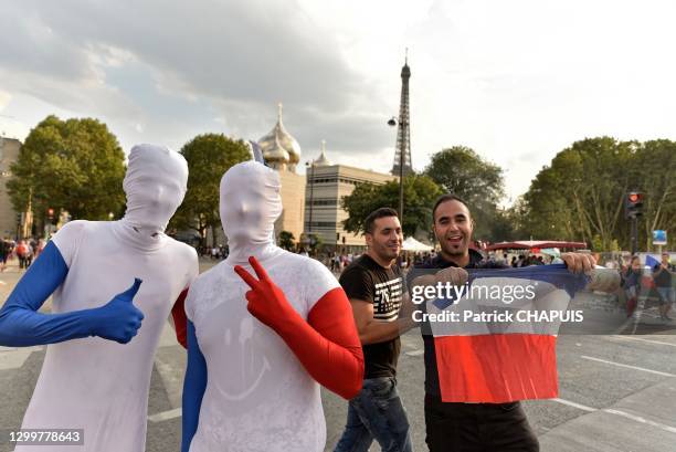 Supporters se rendant sur l'avenue des Champs Elysees, 15 juillet 2018, Paris, France.