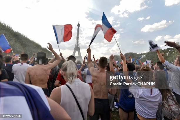 Supporters exprimant leur joie à la fin du match, 15 juillet 2018, Paris, France.