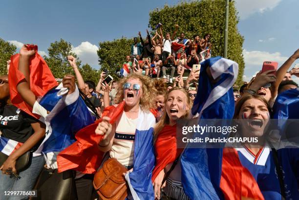 Supporters exprimant leur joie lors du deuxieme but de l'équipe de France à la 38eme minute, 15 juillet 2018, Paris, France.