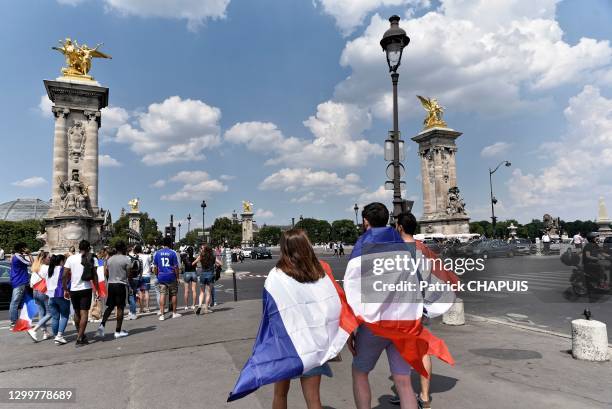 Supporters pont d'Iéna, 15 juillet 2018, Paris, France.