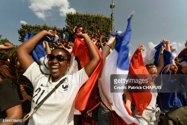 Supporters exprimant leur joie lors du premier but de l'équipe de France à la 18eme minute, 15 juillet 2018, Paris, France.
