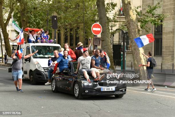 Supporters se rendant sur l'avenue des Champs Elysees, 15 juillet 2018, Paris, France.