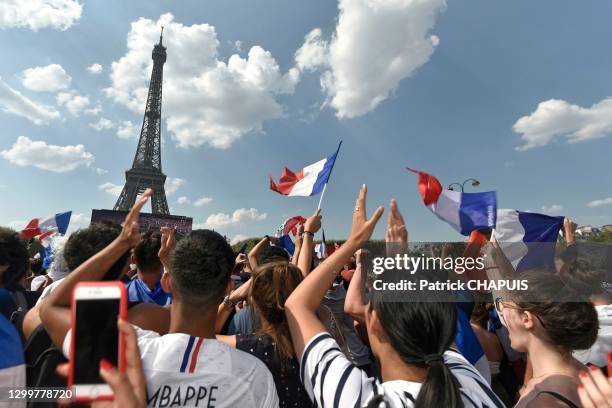 Supporters dans la fan zone, 15 juillet 2018, Paris, France.